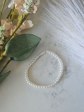 Classic White Pearl Stretch Bracelet - Elegant Women's Jewelry